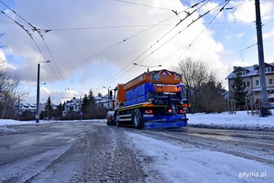 Pługo-posypywarka na gdyńskiej drodze // fot. Marcin Mielewski