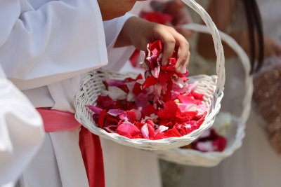 Nieodłącznym elementem obchodów jest sypanie kwiatów przez dzieci (fot. Pixabay)