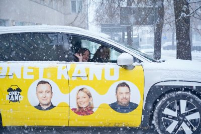 Prezydent Gdyni Aleksandra Kosiorek i Odeta Moro – prowadząca program „Onet Rano w Podróży” w aucie (fot. Magdalena Czernek)