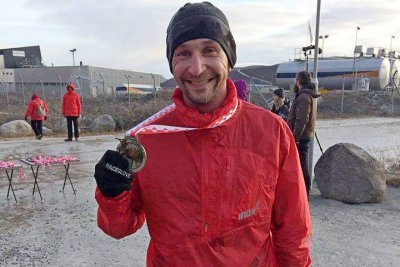 Piotr Suchenia z medalem za zajęcie 2. miejsca w The Polar Circle Marathon // fot. facebook.com/polarcirclemarathon