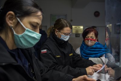 Kobiety w granatowych mundurach Marynarki Wojennej wypisują dokumenty