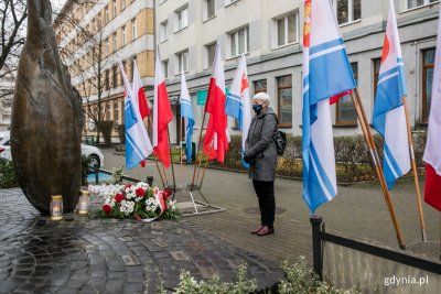 Joanna Zielińska - przewodnicząca Rady Miasta Gdyni złożyła kwiaty pod pomnikiem Ofiar Terroru Komunistycznego w 39. rocznicę wprowadzenia stanu wojennego // fot. Karol Stańczak