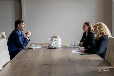 Na zdjęciu Drilon S. Gashi, szef Misji Konsulatu Generalnego Republiki Kosowa oraz Aleksandra Kosiorek, prezydent Gdyni (fot. Natalia Kawalerowicz) 