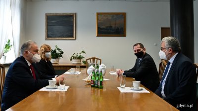 Na zdj. przy stole w Urzędzie Miasta Gdyni siedzą (od lewej): prezydent Wojciech Szczurek, Joanna Leman z Referatu Współpracy z Zagranicą, Ottó Sipos i nowy konsul Węgier w Gdańsku Pál Attila Illés // fot. Marcin Mielewski