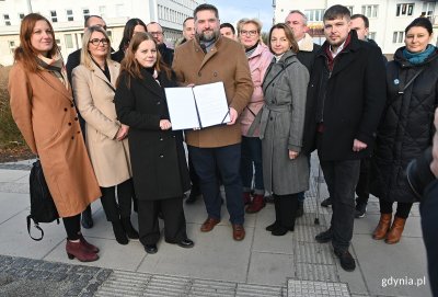 Aleksandra Kosiorek, prezydent Gdyni i Tadeusz Szemiot, przewodniczący Rady Miasta wraz z radnymi prezentują umową koalicyjną   (fot. M. Idczak)