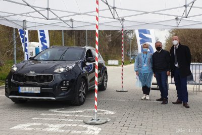 Punkt drive-thru przy Gdyni Arenie już działa. Na zdjęciu prezydent Gdyni Wojciech Szczurek i wiceprezydent Bartosz Bartoszewicz w towarzystwie personelu medycznego, obsługującego mieszkańców w punkcie // fot. Marcin Mielewski