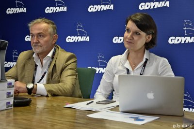 Na zdjęciu widać prezydenta Wojciecha Szczurka i wiceprezydent Katarzynę Gruszecką-Spychałę siedzących przy stole, patrzących w kierunku internetowej kamery. W tle granatowa ścianka z logotypem miasta