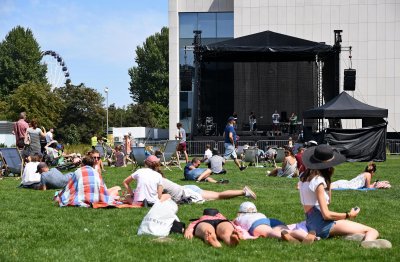 Pod chmurką, na trawie lub leżakach - w takim klimacie gra Gdynia Open Stage na Placu Grunwaldzkim, fot. Kamil Złoch