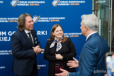 24. Forum Gospodarki Morskiej. Na zdj. (od lewej): Marek Kacprzak, konsul honorowy Austrii, Aleksandra Kosiorek, prezydent Gdyni oraz Sławomir Kalicki, lider Forum Gospodarki Morskiej Gdynia 2025 i prezes zarządu Grupy Firm Inter Marine (fot. Paweł Budziński)