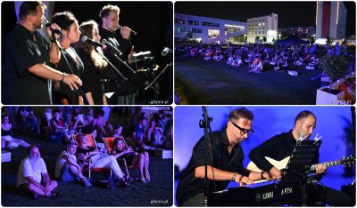 Wieczorny występ artystów z Teatru Muzycznego w gdyńskiej Muszli. Publiczność siedziała przed sceną na leżakach i na trawie // fot. Michał Puszczewicz