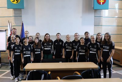 Prezydent Gdyni Aleksandra Kosiorek z piłkarkami Checzy Gdynia na spotkaniu w Urzędzie Miasta (fot. Magda Śliżewska)