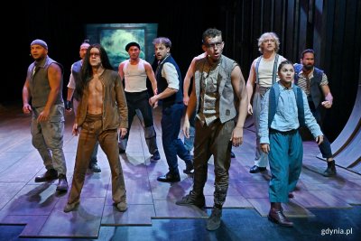 Zdjęcie z próby medialnej spektaklu „Moby Dick” w Teatrze Muzycznym w Gdyni. Scena zbiorowa (fot. Magdalena Czernek)