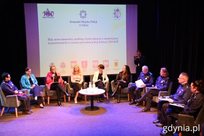 Na zdjęciu m.in.: wicewojewoda Anna Olkowska-Jacyno, prezydent Gdyni Aleksandra Kosiorek, Komendant Wojewódzki Policji w Gdańsku insp. Bogusław Ziemba, prezes Szpitali Pomorskich Jolanta Sobierańska-Grenda, mł. insp. Beata Nienadowska p.o. Komendant Miejski Policji w Gdyni, prezes Sądu Rejonowego w Gdyni Monika Selin (fot. Magdalena Starnawska)