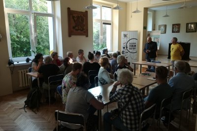 Od lewej: Andrzej Busler – prezes Kaszubskiego Forum Kultury i Franciszek Gurski – prezes gdyńskiego oddziału Zrzeszenia Kaszubsko-Pomorskiego podczas zajęć inauguracyjnych (fot. materiały Kaszubskiego Forum Kultury)