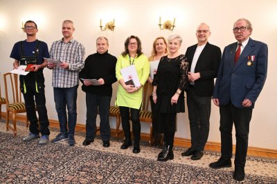 Z okazji 65-lecia PCK uhonorowano dawców krwi, pracowników UM Gdynia. Od lewej stoją: Kazimierz Schwarz, Rafał Tiszer, Jacek Ostapkowicz, Dagmara Syjczak, Dorota Nelke, Iwona Kondracka, prezeska Klubu Honorowych Krwiodawców przy Urzędzie Miasta Gdynia, Michał Guć, wiceprezydent Gdyni ds. innowacji oraz Andrzej Blok, przewodniczący Rady Okręgowej Honorowych Dawców Krwi w Gdańsku. Fot. Zygmunt Gołąb