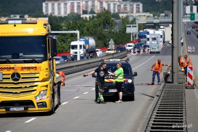 Estakada Kwiatkowskiego, stojąca ciężarówka i pracownicy zabezpieczający dylatację