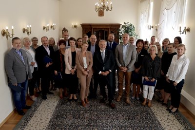 Kadra kierownicza nowej struktury pionu skarbnika miasta wraz z prezydentem Wojciechem Szczurkiem, wiceprezydentami: Katarzyną Gruszecką-Spychała, Michałem Guciem i Markiem Łucykiem oraz dyrektorem urzędu i sekretarzem miasta Rafałem Klajnertem / fot. Paweł Marszałkowski