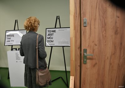 Specjalna ekspozycja pozwalała zrozumieć, jak osoby chorujące postrzegają przestrzeń, słyszą dźwięki oraz widzą (fot. Aneta Marczak)