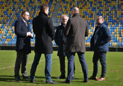 Stan murawy na Stadionie Miejskim pozostawia wiele do życzenia, dlatego jej wymiana jest niezbędna / fot. gdyniasport.pl