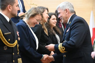 Szkoła Doktorska Federacji Akademii Wojskowych oficjalnie rozpoczęła rok akademicki. Na zdjęciu m.in. Rektor-Komendant AMW, kontradmirał prof. dr hab. Tomasz Szubrycht. Fot. Magdalena Śliżewska