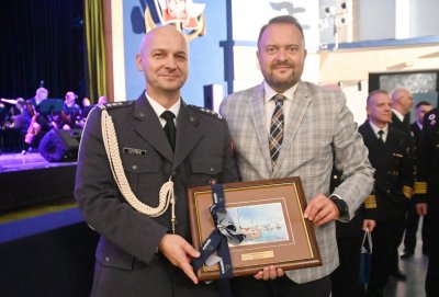  Uroczyste obchody 25-lecia Rejonowego Zarządu Infrastruktury w Gdyni. W imieniu prezydenta Wojciecha Szczurka okolicznościowy prezent dla szefa RZI, płk Tomasza Czyrka wręczył Marek Łucyk, wiceprezydent Gdyni ds. rozwoju. Fot. Zygmunt Gołąb