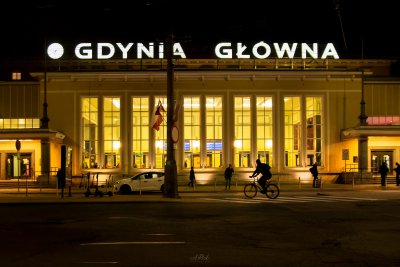 Budynek dworca PKP Gdynia Główna, wieczór, widoczny napis 