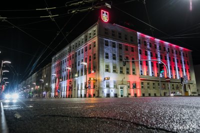 Budynek Urzędu Miasta Gdyni podświetlony na biało-czerwono // fot. Karol Stańczak