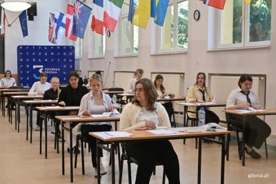 Maturzystki i maturzyści gdyńskiej „Trójki