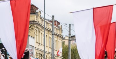 Biało-czerwone flagi // fot. Karol Stańczak