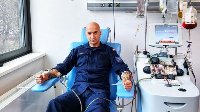 Marynarz Rafał Wraga podczas pobierania szpiku w szpitalu.