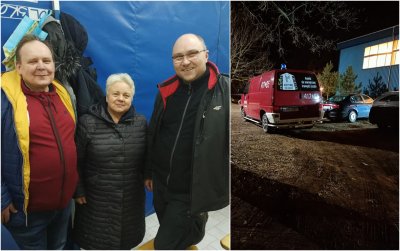 Dwa zdjęcia. Po lewej trzy osoby pozują do zdjęcia w punkcie przygranicznym. Po prawej czerwony bus na parkingu przy budynku, noc.