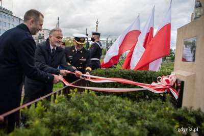 Prezydent Gdyni Wojciech Szczurek bierze udział w uroczystości odsłonięcia tablicy pamiątkowej na cokole Krzyża Rybackiego im. Tadeusza Wendy. Fot. Anna Rezulak