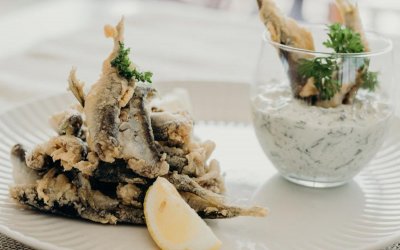 W ubiegłym roku, w kategorii przeznaczonej dla produktów pochodzenia zwierzęcego, w tym przetworów mięsnych, rybnych, mlecznych i miodów, zwyciężyły Kaszubskie Bretlingi, produkowane przez Stowarzyszenie Dziedzictwo Kulturowe Szlakiem Północy z Gdyni. Na zdjęciu: smażone szprotki - propozycja podania z cytryną i sosem majonezowym.