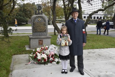 Eugeniusz Wrochna z uczennicą SP nr 26 - 80. rocznica powstania Polskiego Państwa Podziemnego // fot. Justyna Bronk