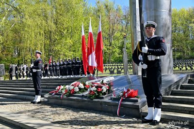 Posterunek honorowy przy pomniku Obrońców Wybrzeża na Cmentarzu Wojennym w Redłowie podczas uroczystości z okazji 78. rocznicy zakończenia II wojny światowej // fot. Magdalena Czernek