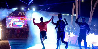 Biegacze wbiegający na metę PKO Gdynia Półmaratonu 2025 (fot. Przemek Świderski / Sport Evolution)