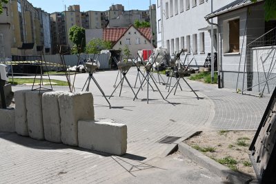 Dziedziniec Szpitala św. Wincentego a Paulo w Gdyni, zasieki, betonowe klocki, płot, plan filmowy