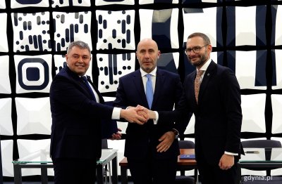 Marcin Wiśniewski, prezes Zarządu Ośrodka Badawczo-Rozwojowego Centrum Techniki Morskiej S.A., Adam Leszkiewicz, prezes zarządu Polskiej Grupy Zbrojeniowej (PGZ) oraz Jan Grabowski, wiceprezes Polskiej Grupy Zbrojeniowej S.A. (PGZ) (fot. Dominika Nycz)