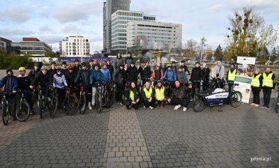 Uczestnicy przejazdu rowerowego na zakończenie kampanii „Jak szkoła to dwa koła