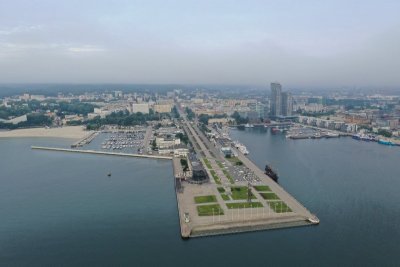 Lotnicze zdjęcie molo Południowego w Gdyni od strony morza.