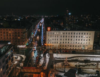 budynek urzędu miasta, iluminacje świąteczne, choinka, ruch uliczny, widok z góry