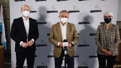 Powodzenia na egzaminie ósmoklasistów życzą uczniom prezydent Gdyni Wojciech Szczurek, przewodnicząca Rady Miasta Joanna Zielińska i wiceprezydent Bartosz Bartoszewicz // fot. Marcin Mielewski