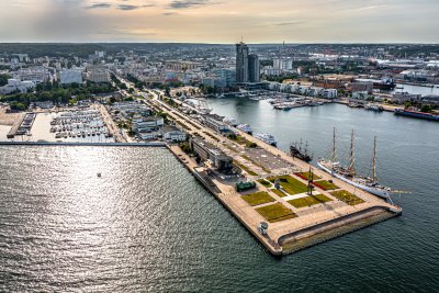 Widok z góry na gdyński Skwer Kościuszki i Molo Południowe
