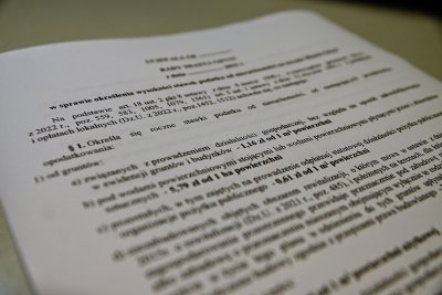 Zdjęcie wydrukowanej uchwały Rady Miasta Gdyni. Kartka leży na stole