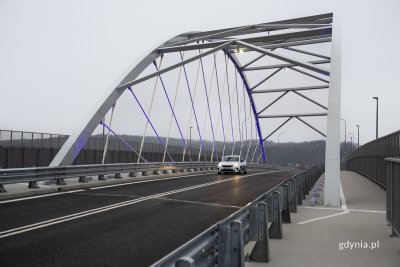 Biały samochód przejeżdża przez wiadukt