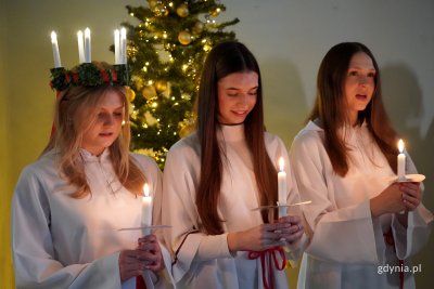 Uczniowie II Liceum Ogólnokształcącego kultywują pochodzącą ze Szwecji tradycję (fot. Karolina Szypelt)