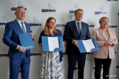 Od lewej: Wojciech Folejewski – prezes zarządu spółki OPEC, prezydent Gdyni Aleksandra Kosiorek, Mariusz Michałek – wiceprezes zarządu PGE Energia Ciepła oraz Ewa Barszcz – dyrektor oddziału Wybrzeże PGE Energia Ciepła w Gdańsku po podpisaniu listu intencyjnego ws. dekarbonizacji systemu ciepłowniczego (fot. Magdalena Czernek)