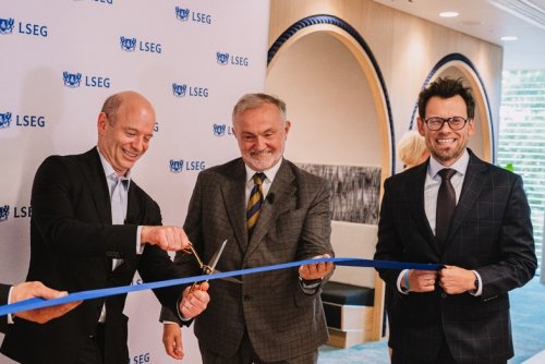 Przecięcie wstęgi podczas otwarcia nowego biuro firmy LSEG w Gdyni. Od prawej: Michał Rudnicki - co-site lead & program manager LSEG Gdynia, Wojciech Szczurek - prezydent Gdyni, David Schwimmer – dyrektor generalny LSEG i Leszek Bona - wicemarszałek województwa pomorskiego // fot. materiały prasoweLSEG