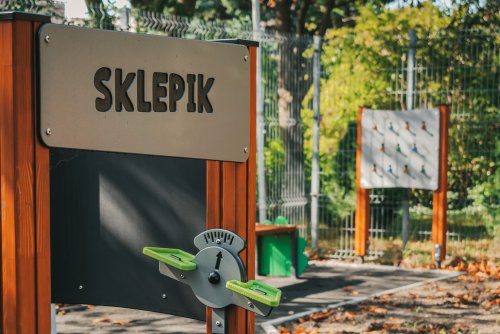 Zmodernizowany plac zabaw przy SP nr 44 w Gdyni (fot. Marcin Mielewski, Zarząd Dróg Miejskich)