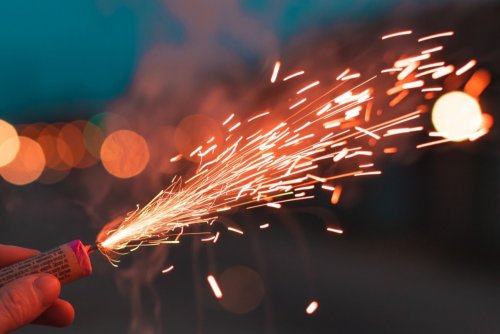 W konsultacjach można wziąć udział wypełniając ankietę online lub wyrażając swoje opinie osobiście, podczas spotkania otwartego dla mieszkańców (mat. Canva)